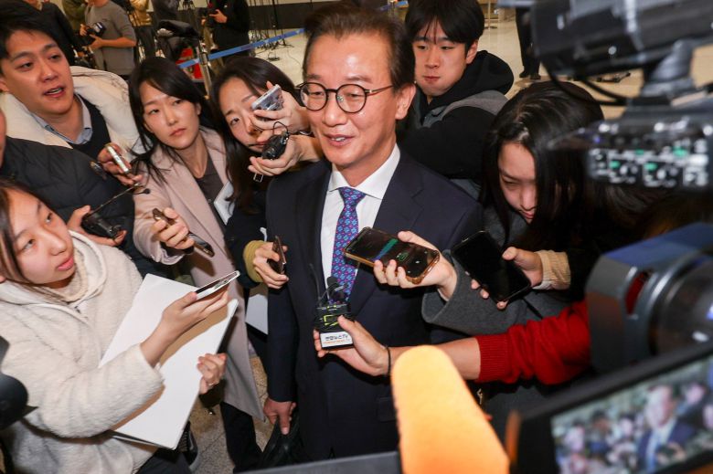 통일교로부터 금품을 수수했다는 의혹이 제기된 전재수 해양수산부 장관이 11일 오전 'UN해양총회' 유치 활동을 마친 후 인천국제공항 제2여객터미널을 통해 귀국해 입장을 밝힌 후 공항을 빠져나가고 있다. (공동취재)/뉴스1