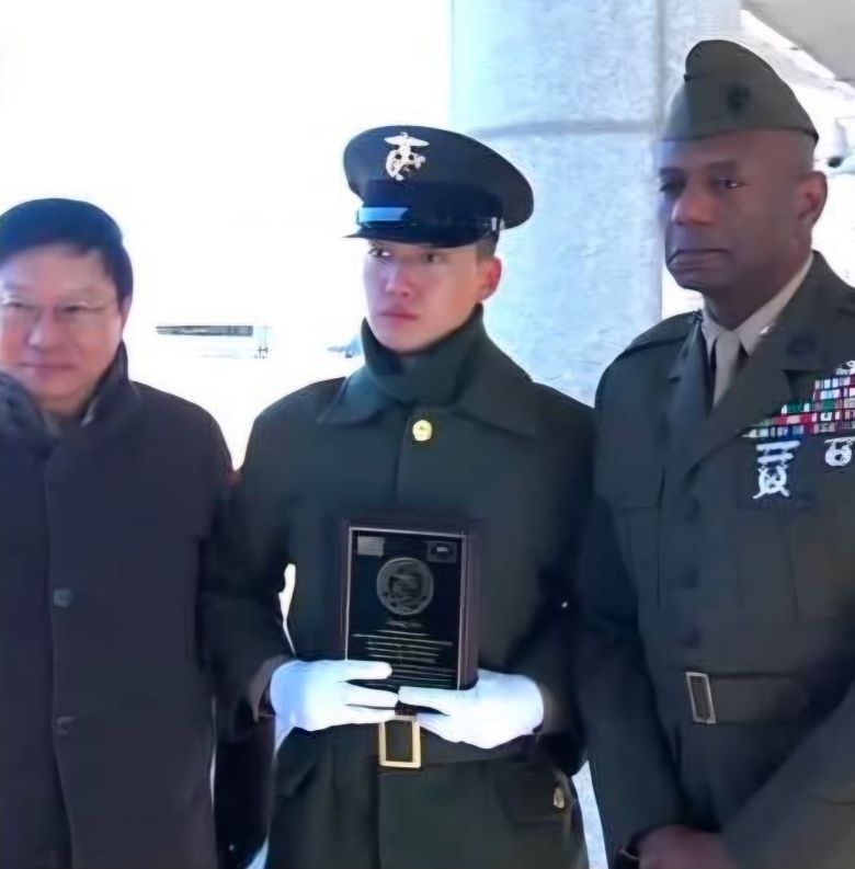 박정희 전 대통령의 장손인 박세현(가운데)씨가 지난 4일 해병대 병사 1323기 수료식에서 미 해병 장군상을 받고 기념 사진을 찍고 있다. /해병대 전우회 독자 제공