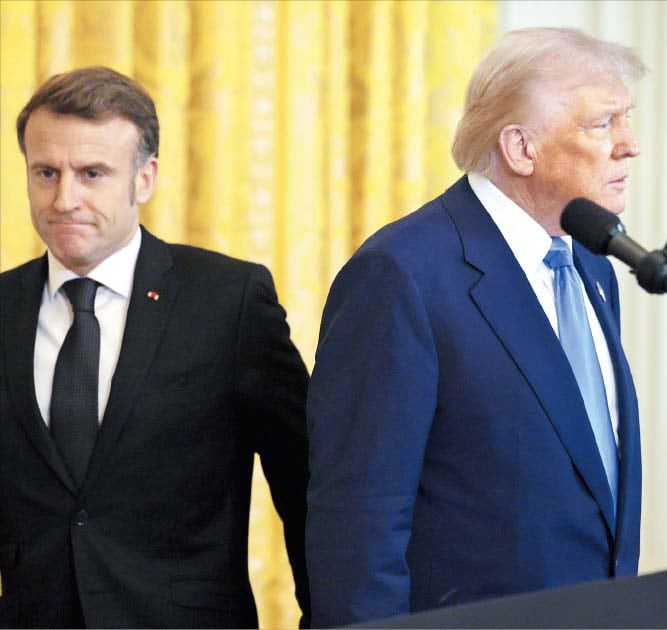 지난 2월 미국 워싱턴DC 백악관을 방문한 에마뉘엘 마크롱(왼쪽) 프랑스 대통령과 도널드 트럼프 미국 대통령이 기자회견장으로 입장하면서 다른 곳을 보고 있다. 트럼프 2기 행정부는 최근 발표한 국가안보전략에서 유럽을 강하게 비판했다./게티이미지코리아