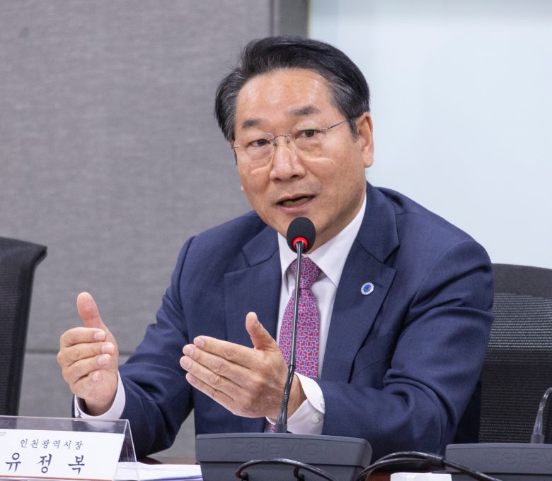 유정복 인천광역시장, 지방선거 승리를 위한 과제 발제    (서울=연합뉴스) 황광모 기자 = 유정복 인천광역시장이 국민의힘 재선의원 공부 모임인 '대안과 책임'이 16일 국회 의원회관에서 개최한 '지방선거 D-6개월 어떻게 해야 승리할 수 있나?' 토론회에서 발제를 하고 있다. 2025.12.16     hkmpooh@yna.co.kr/2025-12-16 11:49:25/<저작권자 ⓒ 1980-2025 ㈜연합뉴스. 무단 전재 재배포 금지, AI 학습 및 활용 금지>