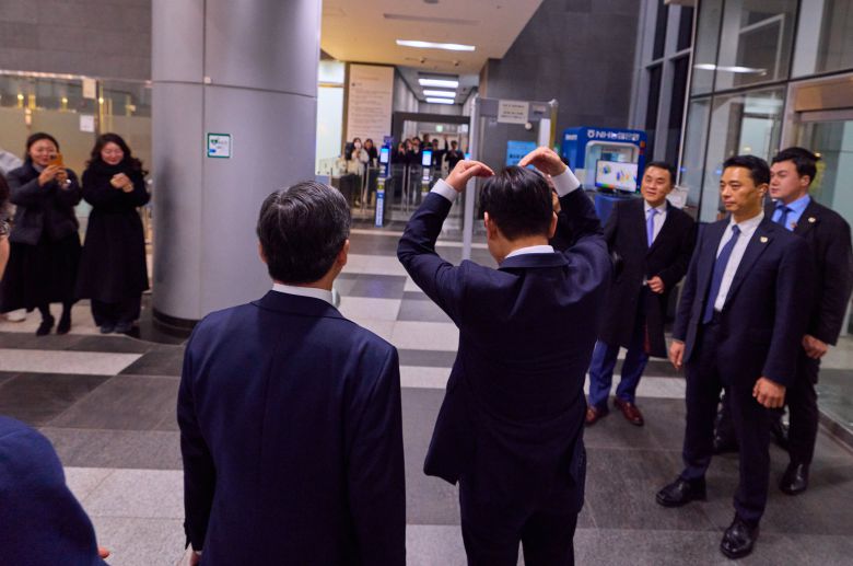 이재명 대통령이 16일 밤 국세청을 찾아 직원들을 격려한 뒤 손 하트를 만들어 보이고 있다./연합뉴스