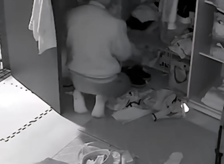 지난 5월 27일 자정쯤 경북 안동의 한 아파트를 무단침입한 피의자 A씨가 피해자의 옷장을 뒤지고 있는 모습이 홈캠에 찍혔다. /피해 여성 B씨 제공