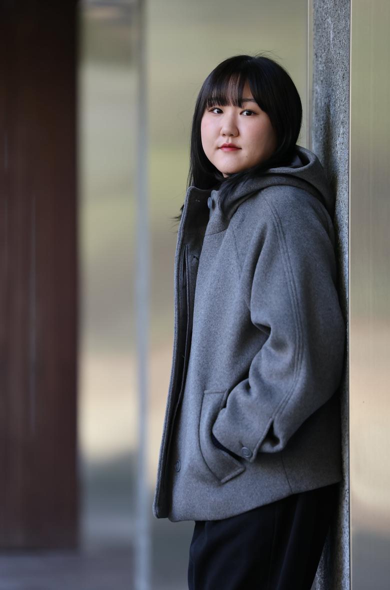 지난 8일 두 번째 시집 '모텔과 나방'을 펴낸 시인 유선혜를 서울 중구 조선일보사에서 만났다. /장경식 기자