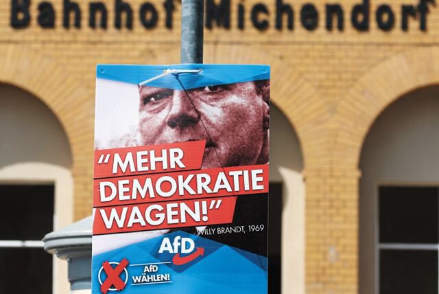 독일 브란덴부르크 미헨도르프(Michendorf) 기차역 앞에 내걸린 극우 성향 ‘독일을위한대안당’(AfD)의 선거 포스터. 포스터엔 빌리 브란트 전(前) 독일 총리의 모토인 ‘보다 많은 민주주의에의 도전(mehr Demokratie wagen)’이란 문구가 쓰여 있다. 경제적으로 낙후해 상대적 박탈감에 시달리는 옛 동독 지역에선 AfD의 지지율이 집권 여당인 기독민주당을 앞서는 상황이다.