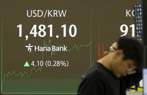 달러 대비 원화 환율이 8개월 만에 장중 1480원을 돌파한 17일 서울 중구 하나은행 본점 딜링룸 모니터에 환율 시세가 표시되고 있다. /뉴시스