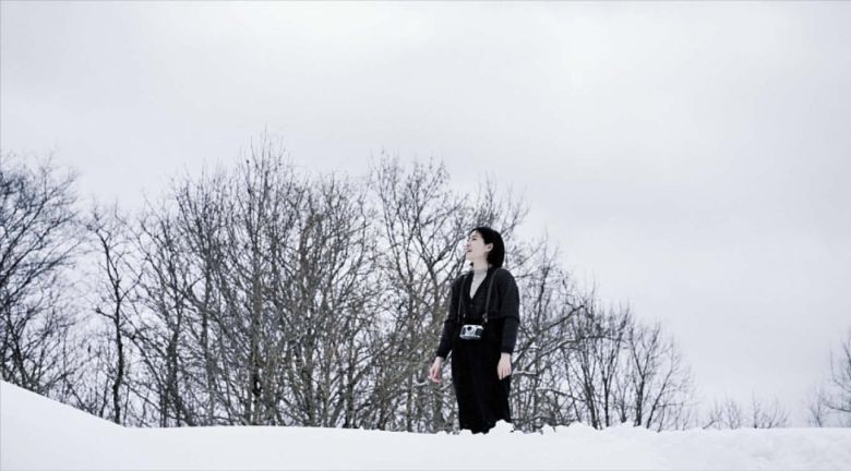 엣나인필름영화 ‘여행과 나날’에서 설경을 감상하는 주인공(심은경). 일본 야마가타현에서 촬영했다.
