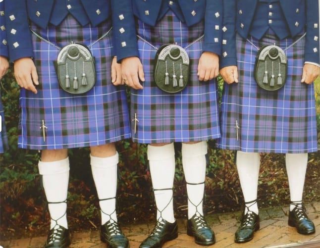 스코틀랜드의 전통 의상 '킬트'에는 클랜을 상징하는 고유한 체크무늬가 사용된다.