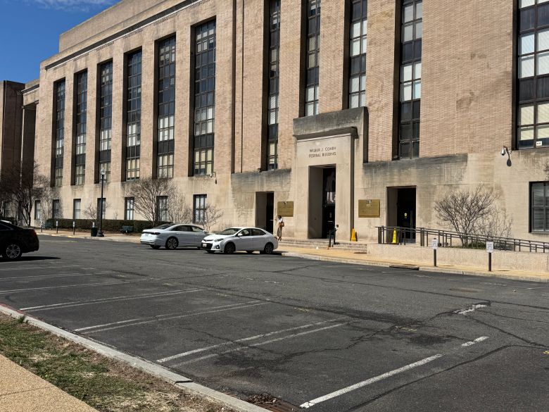 지난 3월 미국 워싱턴 DC의 미국의 소리(VOA) 방송 사무실 앞 주차장이 텅 빈 모습. /워싱턴=김은중 특파원