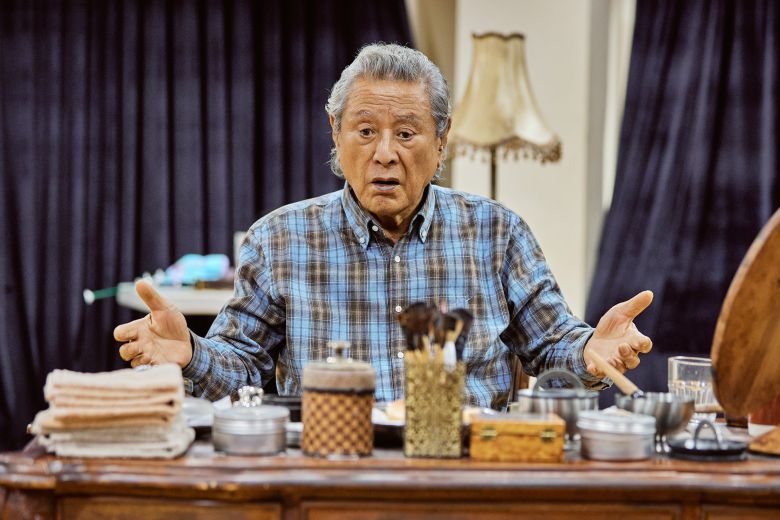 연극 '더 드레서'의 '선생님' 역 박근형. /나인스토리