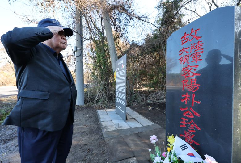 2025년 12월 18일 제주시 연동 산록북로에 위치한 박진경 대령 추모비 옆에서 한성택 예비역 소령이 4.3 사건과 박진경 대령에 관해 이야기 하고 있다. /장경식 기자