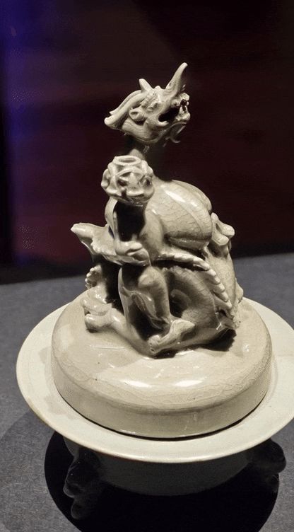 지난 2월 용산 국립중앙박물관에서 열린 고려상감청자전에서 12세기에 제작된 청자 용모양 향로. 그록(Grok) 4.1로 사진을 업로드했더니 마치 둥근 향로가 저절로 돌고 용의 형상이 알아서 머리 부분을 움직였다. /조인원 기자