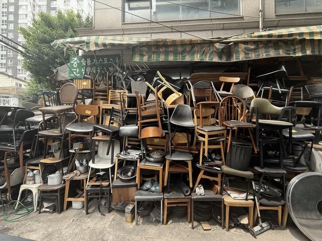 황학동 중고 가구점. 그록(Grok) 4.1로 넣었더니 쏟아지는 영상이 자동으로 생성되었다./조인원 기자