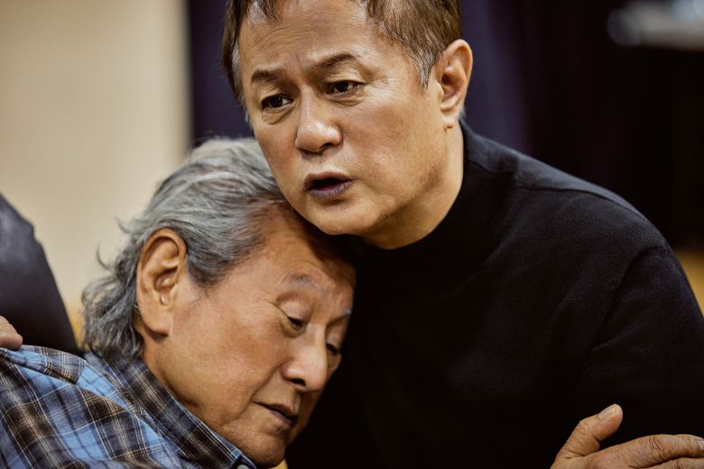 2차 대전 중인 영국, 평생 셰익스피어극만 해온 '선생님'이 공연을 앞두고 섬망에 빠진다. 연극 '더 드레서'의 '선생님' 역 박근형, 의상 담당 '노먼' 송승환의 연습실 모습. /나인스토리