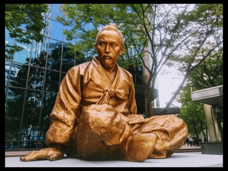 일어서서 만세하는 전봉준 동상. 종각역 앞에 있는 전봉준 동상 사진 한 장으로 그록(Grok) 4.1을 이용해 만든 영상. 마지막 만세 동작의 옷소매가 조선시대 양반 도포처럼 넓게 나와 좁아야 한다고 명령해서 수정된 것이 영상 앞부분 일어서는 동작들이다. /조인원 기자