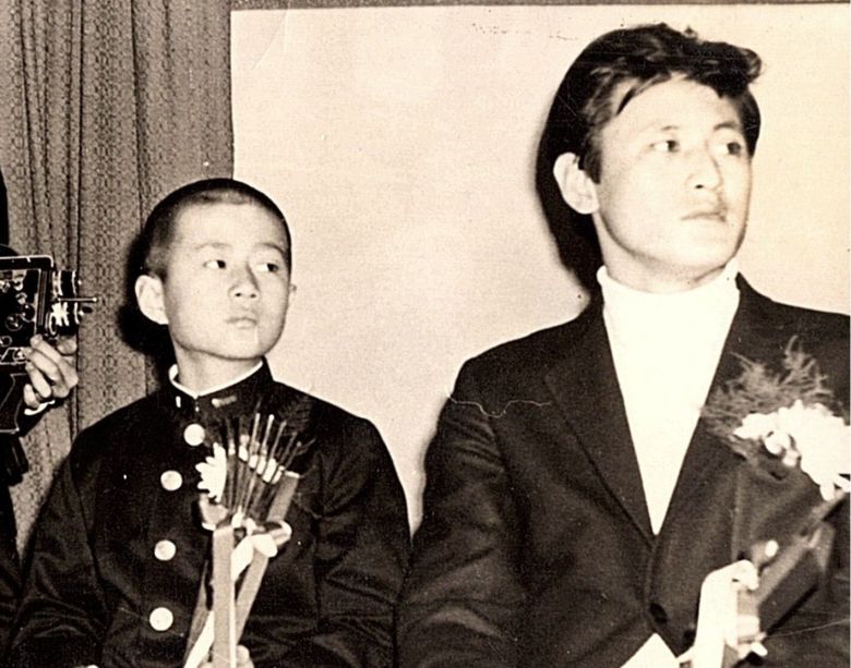 1968년 동아연극상 시상식에서 남자 연기상(민중극장, 이근삼 작 ‘실과 바늘의 악장’)을 받은 스물여덟 청년 박근형(오른쪽)과, 아역상 대신 특별상(극단 광장, 이범선 작 ‘학마을 사람들’)을 받은 열한살 까까머리 소년 송승환. 두 사람은 57년이 지나 오는 12월 27일 국립극장 달오름극장에서 개막하는 연극 '더 드레서' 무대에 함께 선다. /송승환 제공