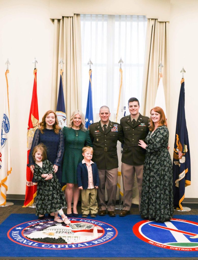 제이슨 S 라웁 대령 가족이 미국 워싱턴DC에서 촬영한 가족 사진. 가운데 군복 입은 이가 라웁 대령/라웁 대령