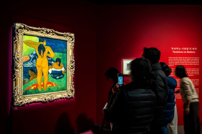 '메트(MET)전'은 사조나 연대순으로 작품을 전시하는 대신 화가의 세계관이나 시선을 따라 전시하고 있다. 인간의 몸에서 출발해 인상주의의 출발점이 된 물과 빛까지 아우른다. 사진 속 작품은 명화 폴 고갱의 '목욕하는 타히티 여인들'. / 이건송 영상미디어 기자