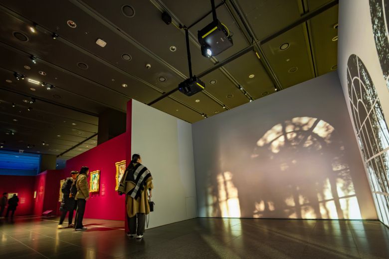 변화무쌍한 날씨를 조명과 영상으로 연출한 영상도 볼거리다. / 이건송 영상미디어 기자