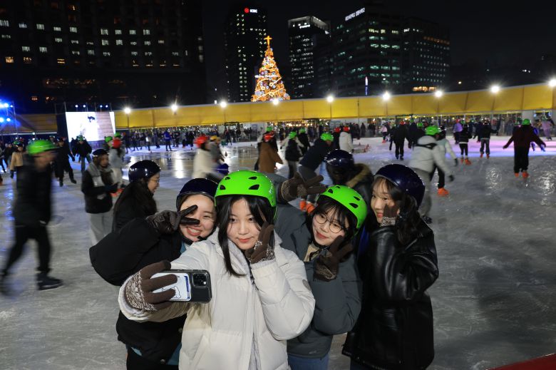 퇴근 후 스케이팅 - 19일 저녁 서울시청 앞에 마련된 스케이트장에서 직장인들이 퇴근 후 스케이트를 타고 있다. /박성원 기자