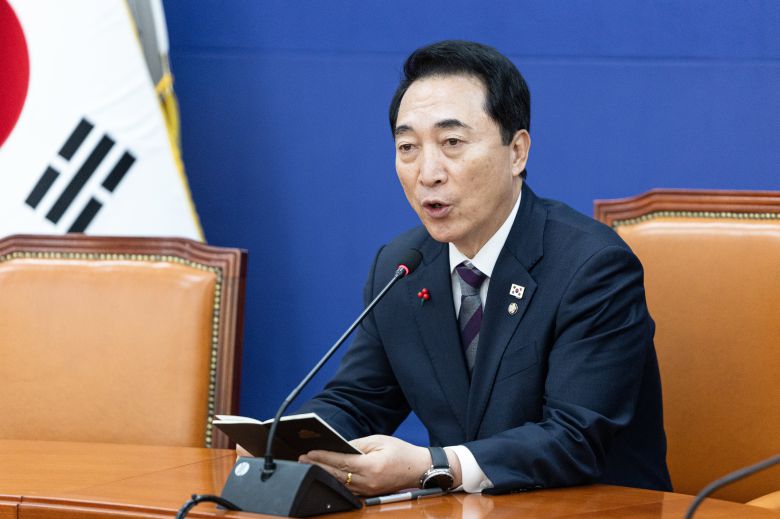 박수현 더불어민주당 수석대변인이 21일 서울 여의도 국회에서 열린 기자간담회에서 발언하고 있다. /뉴스1