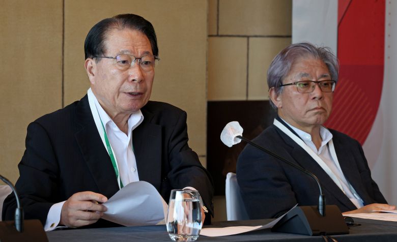 2023년 9월 서울 하얏트 호텔에서 열린 제 31차 한일포럼 기자회견에서 유명환 한국측 의장(왼쪽. 전 외교부 장관)과 오코노기 마사오 일본측 의장이 공동성명을 발표하고 있다./뉴스1