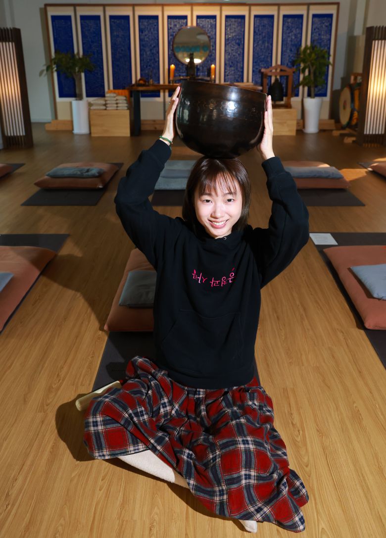 10일 오전 서울 서대문구 홍대선원에서 만난 해탈컴퍼니 주여진 대표가 '싱잉볼'을 머리에 얹고 있다./장련성 기자