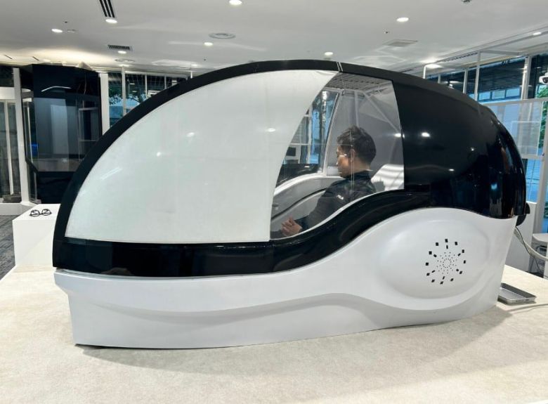 인간 세탁기에서 목욕 체험을 하는 중인 슈칸분슌의 기자./슈칸분슌