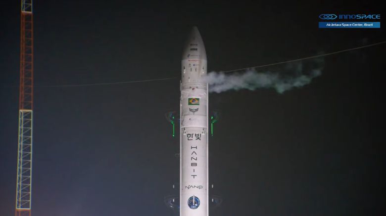 국내 우주발사체 기업 이노 스페이스의 첫 상업 우주발사체 ‘한빛-나노’가 23일 브라질 알칸타라 우주센터에 발사됐으나 비행 도중 이상이 발생해 생중계가 중단됐다. 직전의 로켓 모습./ 이노스페이스 유튜브