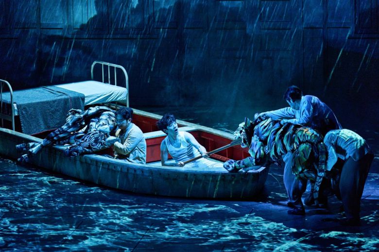 ‘라이프 오브 파이’에서, 폭풍우가 몰아치는 바다 위 구명보트에 가까스로 올라탄 소년 ‘파이’(박정민)를 향해 호랑이 ‘리처드 파커’가 덤벼들 때, 관객도 파이의 공포를 함께 체험한다./에스앤코