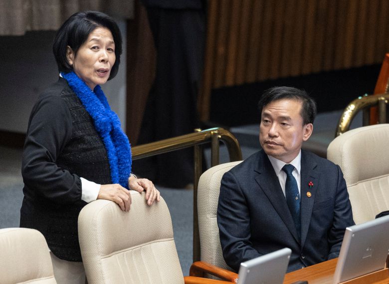 김종철 방미통위 위원장과 대화하는 최민희 과방위원장    (서울=연합뉴스) 황광모 기자 = 최민희 국회 과학기술정보방송통신위원장과 김종철 방송미디어통신위원장이 24일 국회에서 열린 12월 임시국회 본회의에서 만나 대화하고 있다. 2025.12.24    hkmpooh@yna.co.kr/2025-12-24 13:45:54/<저작권자 ⓒ 1980-2025 ㈜연합뉴스. 무단 전재 재배포 금지, AI 학습 및 활용 금지>