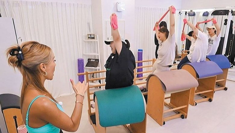 TV조선 ‘잘 빠지는 연애’에서 필라테스 강사가 여성 출연진의 다이어트를 돕는 장면. /TV조선