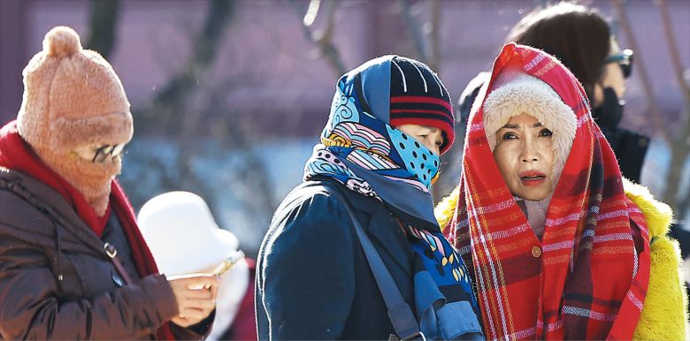 뉴스1전국 곳곳에 한파 특보가 내려진 25일 관광객들이 모자와 목도리 등으로 몸을 감싼 채 서울 경복궁을 둘러보고 있다. 기상청은 영하 35도의 찬 대륙고기압이 내려오면서 26일 최저 기온이 영하 17도까지 내려가는 강추위가 찾아오겠다고 전망했다.
