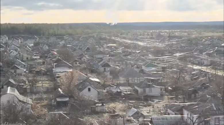 지난 19일 우크라이나군 제63독립기계화여단이 텔레그램을 통해 공개한 영상. 우크라이나 동부 전선에서 러시아·우크라이나군이 보낸 광섬유 드론에서 뿜어져 나온 케이블이 마치 거미줄처럼 온 마을을 덮고 있다. /텔레그램