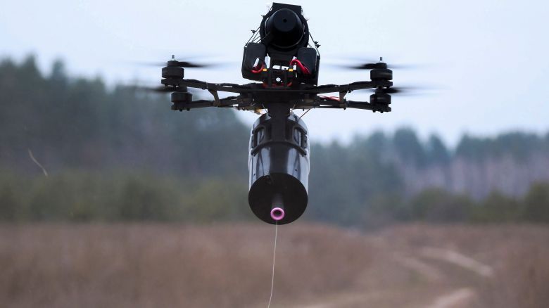 우크라이나군이 사용하는 광섬유 드론의 모습. 광섬유 드론은 전파를 통해 신호를 송·수신해 전파 방해나 위치 노출의 위험이 있는 기존 드론의 단점을 보완할 수 있다. 수십㎞에 달하는 케이블이 내장돼 있어 전파가 아닌 물리적으로 신호를 주고 받기 때문에 은밀한 정찰·공격 수단으로 빠르게 확산하고 있다. /EPA 연합뉴스