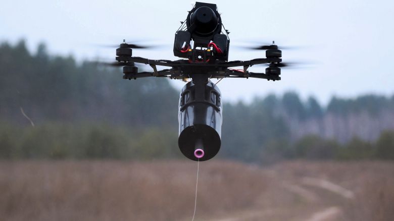 우크라이나군이 사용하는 광섬유 드론의 모습. 광섬유 드론은 전파를 통해 신호를 송·수신해 전파 방해나 위치 노출의 위험이 있는 기존 드론의 단점을 보완할 수 있다. 수십㎞에 달하는 케이블이 내장돼 있어 전파가 아닌 물리적으로 신호를 주고 받기 때문에 은밀한 정찰·공격 수단으로 빠르게 확산하고 있다. /EPA 연합뉴스