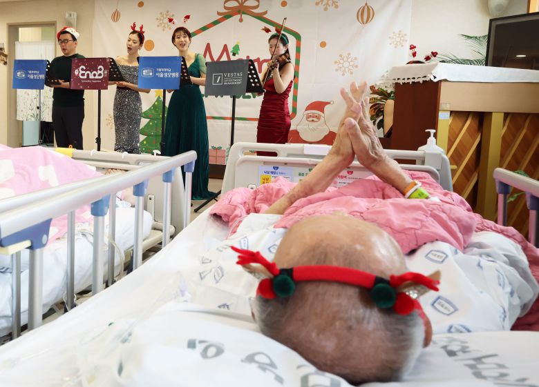 크리스마스를 하루 앞둔 지난 24일 서울 서초구 서울성모병원 호스피스병동에서 연주자와 성악가들이 환자들을 위해 공연을 펼치고 있다. /장경식 기자