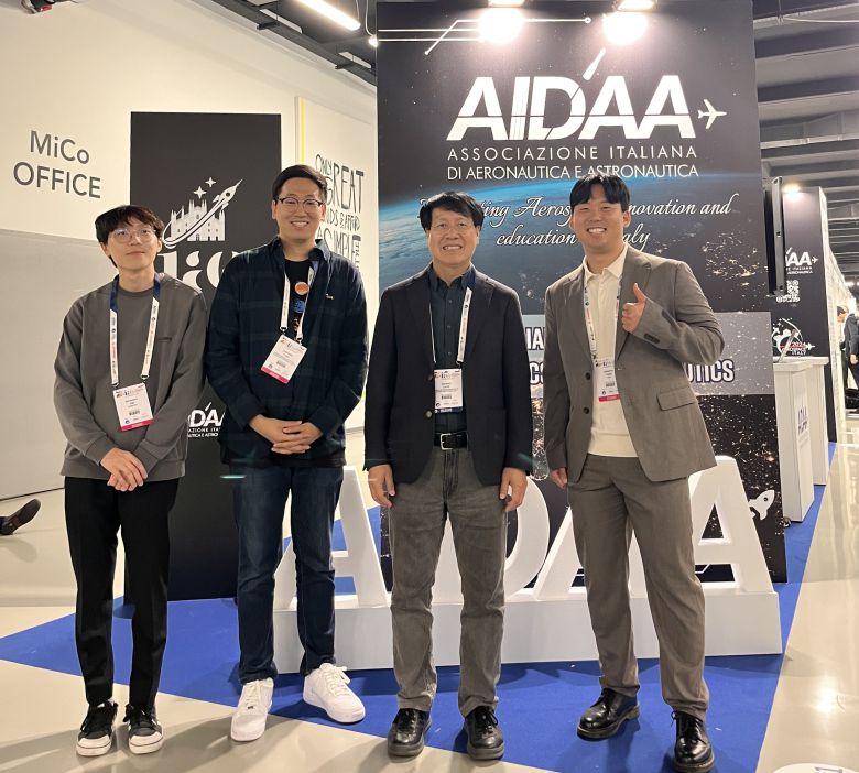 박 대표(맨 오른쪽)와 최원호 교수(왼쪽에서 세 번째), 코스모비 공동창업자들. /박동하 대표 제공