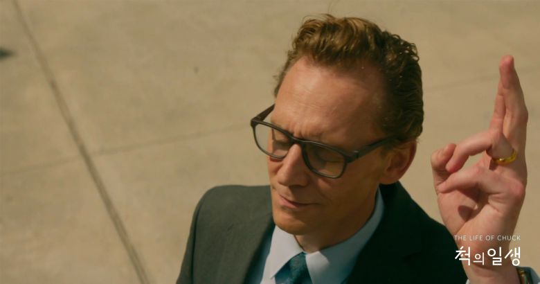 '척의 일생'은 주연 톰 히들스턴의 춤 실력이 빛을 발합니다. 길을 가다 멈추고 스텝을 본격적으로 밟기 전, 그루브를 타는 그의 모습이네요./워터홀컴퍼니