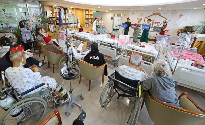 크리스마스 이브인 24일 서울 서초구 서울성모병원 별관 호스피스 병동에서 연주자와 성악가들이 환자들을 위해 공연을 펼치고 있다. /장경식 기자