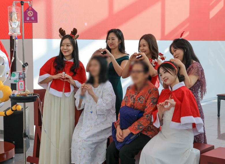 17일 오후 서울 성북구 고려대학교 안암병원 로비에서 환자들을 위한 힐링 음악회. 감동을 받았다는 관람객들이 합창단과 기념촬영을 하고 있다. /박성원 기자