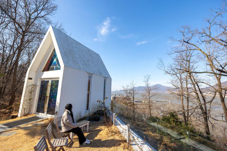 채플 앞 벤치에 앉으면 동검도와 선두리 사이의 갯벌과 마주할 수 있다. 머리를 비우기에는 그만인 풍경이 하루종일 펼쳐진다. / 이신영 영상미디어 기자