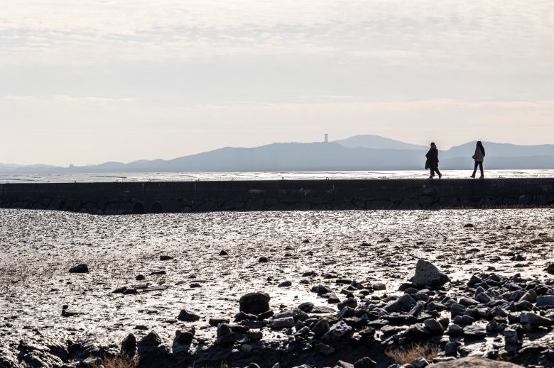 동검항 선착장은 방향에 따라 일출과 일몰을 모두 볼 수 있는 전망 포인트다. 선착장을 걷는 이들의 실루엣을 담아보는 사진도 색다르다. / 이신영 영상미디어 기자