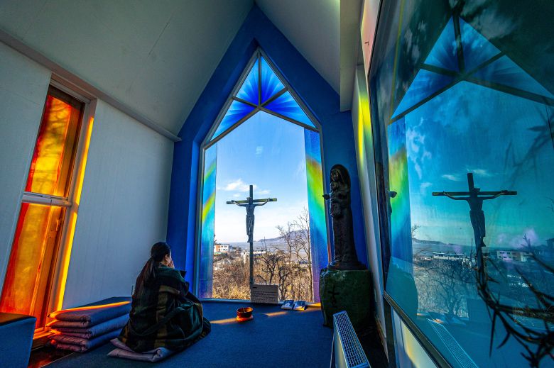 '차경'(풍경을 빌린 건축 방식)한 창문 밖으로 대자연이 변주를 한다. 시시각각 변하는 날씨와 하늘, 갯벌이 한편의 자연 다큐멘터리를 보는 듯 펼쳐진다. 조광호 신부는 "동검도 채플은 산, 하늘, 바다 등의 경계가 한눈에 들어오는 '낮은 언덕'에 지어졌다"며 "경계와 나란히 하는 눈높이에서 경계를 넘나드는 풍경을 통해 깨달음과 영혼의 휴식을 얻어가길 바란다"고 했다. / 이신영 영상미디어 기자