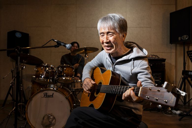 가장 힘들 때 노래가 있었다. 그는 특히 아끼는 노래로 칠순 당시 발표한 ‘동생아’(2019)를 꼽았다. “동생뻘 친구들에게 덤덤히 인생 이야기 털어놓듯 불렀어요. 제2의 ‘낭만에 대하여’가 될 거라고 생각했는데…. 괜찮습니다. 아직 미발표곡이 50곡쯤 되거든요.” /양수열 영상미디어 기자