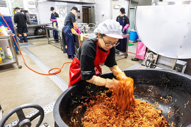 쫄면 무치기도 쉽지 않다. /양수열 영상미디어 기자