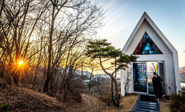 홀로 찾아가 조용히 묵상, 기도할 수 있는 '동검도 채플'. 7평의 아담한 공간은 스테인드글라스 예술가이자 가톨릭조형예술연구소 대표인 조광호 신부가 직접 꾸몄다. 365일 24시간 내내 무인 운영하는 채플은 누구에게나 열려있다. / 이신영 영상미디어 기자