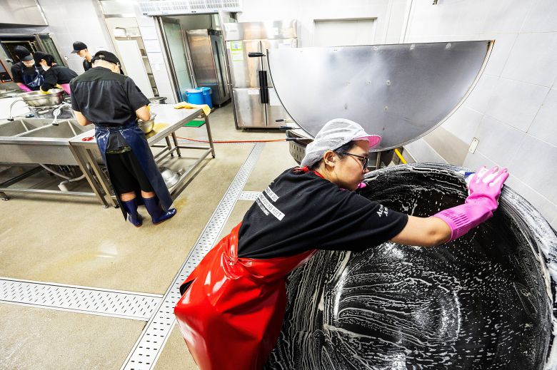 조리와 설거지는 동시에 이뤄졌다. 사용을 마친 즉시 닦는다. /양수열 영상미디어 기자
