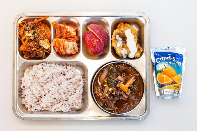 식판에 담아낸 완성된 중식. /양수열 영상미디어 기자