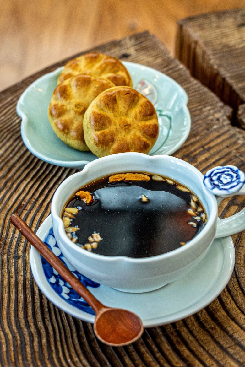 전등사 경내 찻집 '죽림다원' 좌석 좌석은 온돌방 형태다. 따끈따끈 방에 앉에 쌍화차와 연팥빵을 즐기며 잠시 쉼표를 찍고 가기 좋다. / 이신영 영상미디어 기자