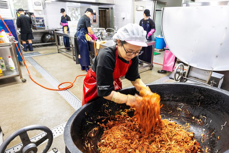 쫄면 무치기가 이렇게 힘들 일이냐. 무겁다, 무거워. /양수열 영상미디어 기자